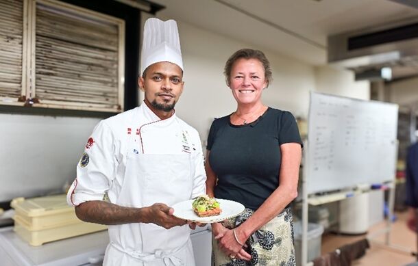 【特別授業】デンマーク王国 大使館 特別授業を実施！大使公邸エグゼクティブシェフに学ぶ「ディルマヨネーズ添え スモークサーモン スモーブロー」の作り方とは？