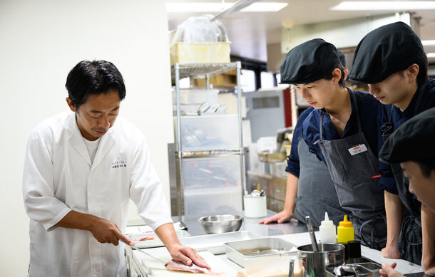 銀座の創作和食店「SHARI THE TOKYO SUSHI BAR」 料理長・楢山翔講師が教える。二番だしを使った「だし巻き卵」と「大根と真鯛おかき揚げの菊花餡」のポイントとは？