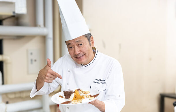 【授業レポート】「Toshi Yoroizuka」グランシェフ・鎧塚俊彦氏が直伝。「苺のリゾット」とフォンダンショコラを学ぶ