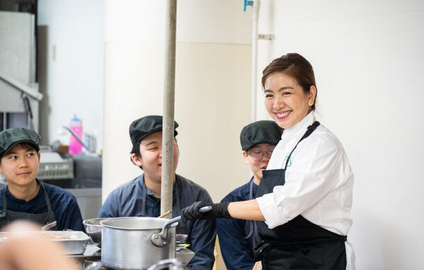 【特別授業】フィリピン大使館シェフが直伝！国民的料理「レチョン・ベリー」を学ぶ